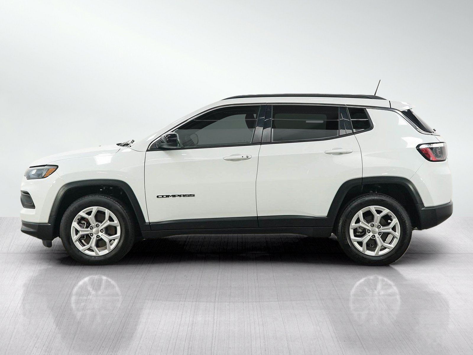 Used 2024 Jeep Compass Latitude AWD/4WD image 2