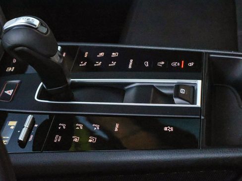 Used 2022 Porsche Macan Base image 27