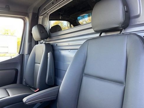 Used 2025 Mercedes-Benz Sprinter 2500 image 10