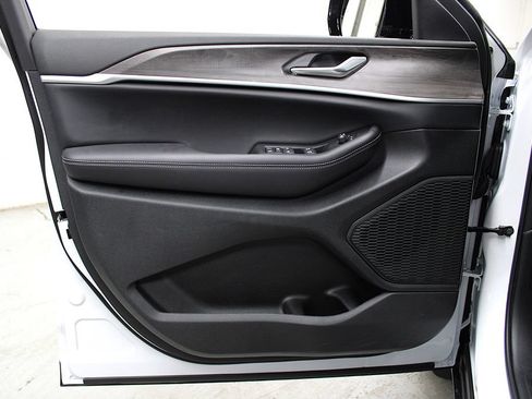 New 2026 Jeep Grand Cherokee Altitude AWD/4WD image 26