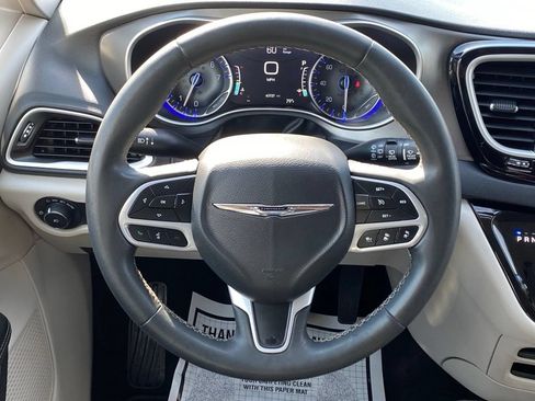 Used 2023 Chrysler Pacifica Touring-L FWD image 21
