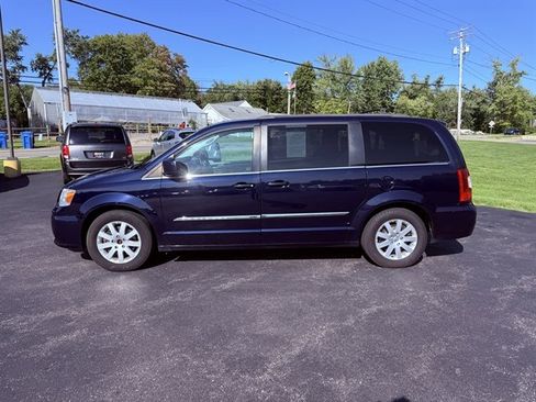 Used 2015 Chrysler Town & Country Touring image 13