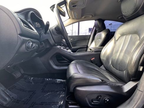 Used 2017 Chrysler 200 Limited Platinum FWD image 16