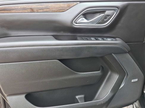 Used 2024 Chevrolet Suburban Premier image 27