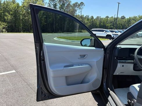 Certified 2025 Hyundai Kona SEL FWD image 11