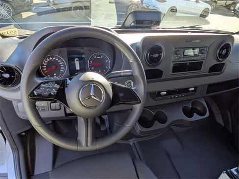 Used 2025 Mercedes-Benz Sprinter 2500 image 3