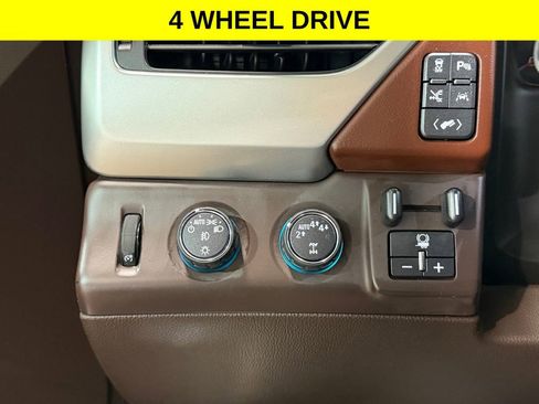 Used 2017 Chevrolet Suburban Premier AWD/4WD image 2