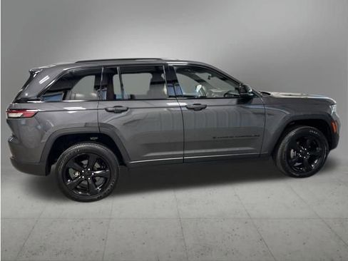 Used 2023 Jeep Grand Cherokee Altitude AWD/4WD image 6