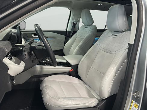 Used 2025 Ford Explorer Platinum w/ Ultimate Package image 10