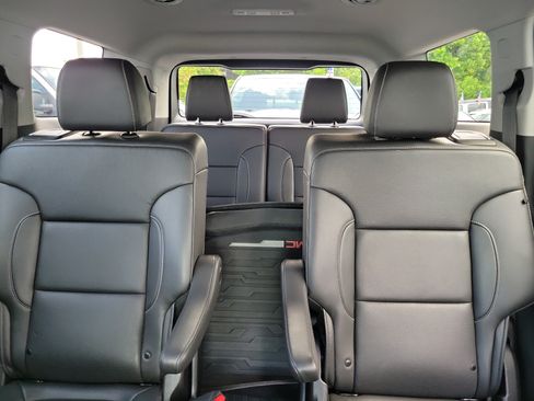 Used 2023 GMC Acadia SLT FWD image 16