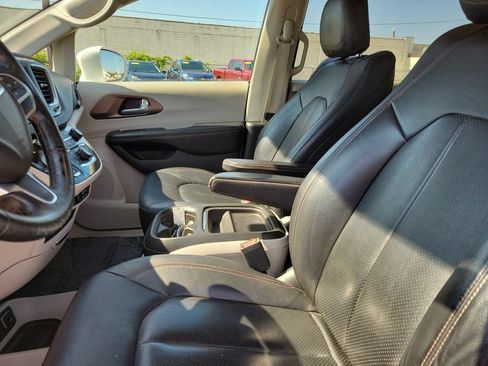 Used 2019 Chrysler Pacifica Touring-L FWD image 20