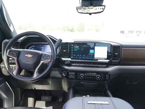 Used 2024 Chevrolet Silverado 2500 High Country w/ High Country Premium Package AWD/4WD image 22