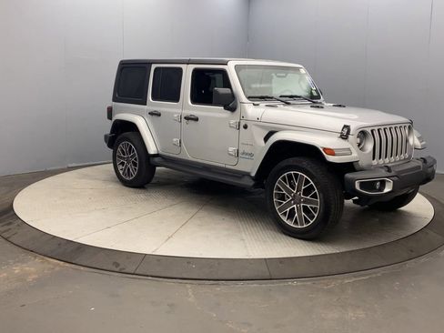 Used 2023 Jeep Wrangler Unlimited Sahara w/ Cold Weather Group AWD/4WD image 7