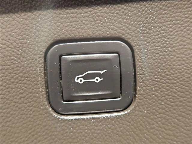 Used 2023 Buick Enclave Avenir w/ Avenir Technology Package AWD/4WD image 7