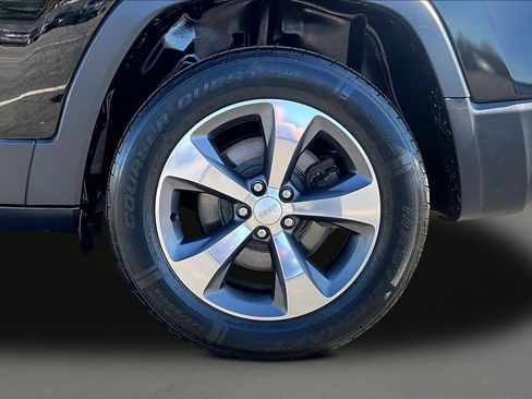 Used 2019 Jeep Cherokee Limited image 4