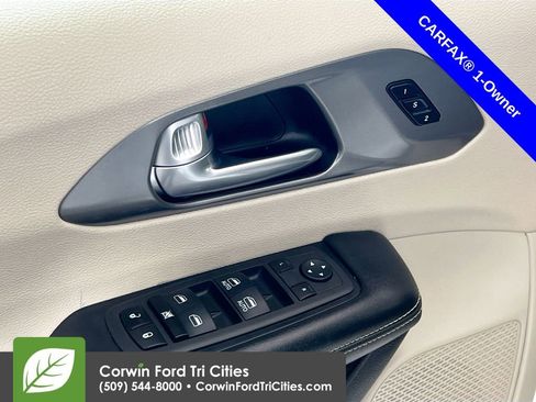 Used 2024 Chrysler Pacifica Touring-L image 12