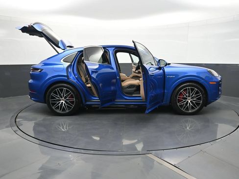 Certified 2025 Porsche Cayenne S AWD/4WD image 34
