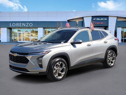 Used 2025 Chevrolet Trax LT w/ Driver Confidence Package image 1