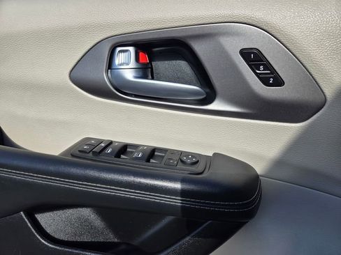 Used 2023 Chrysler Pacifica Touring-L image 17