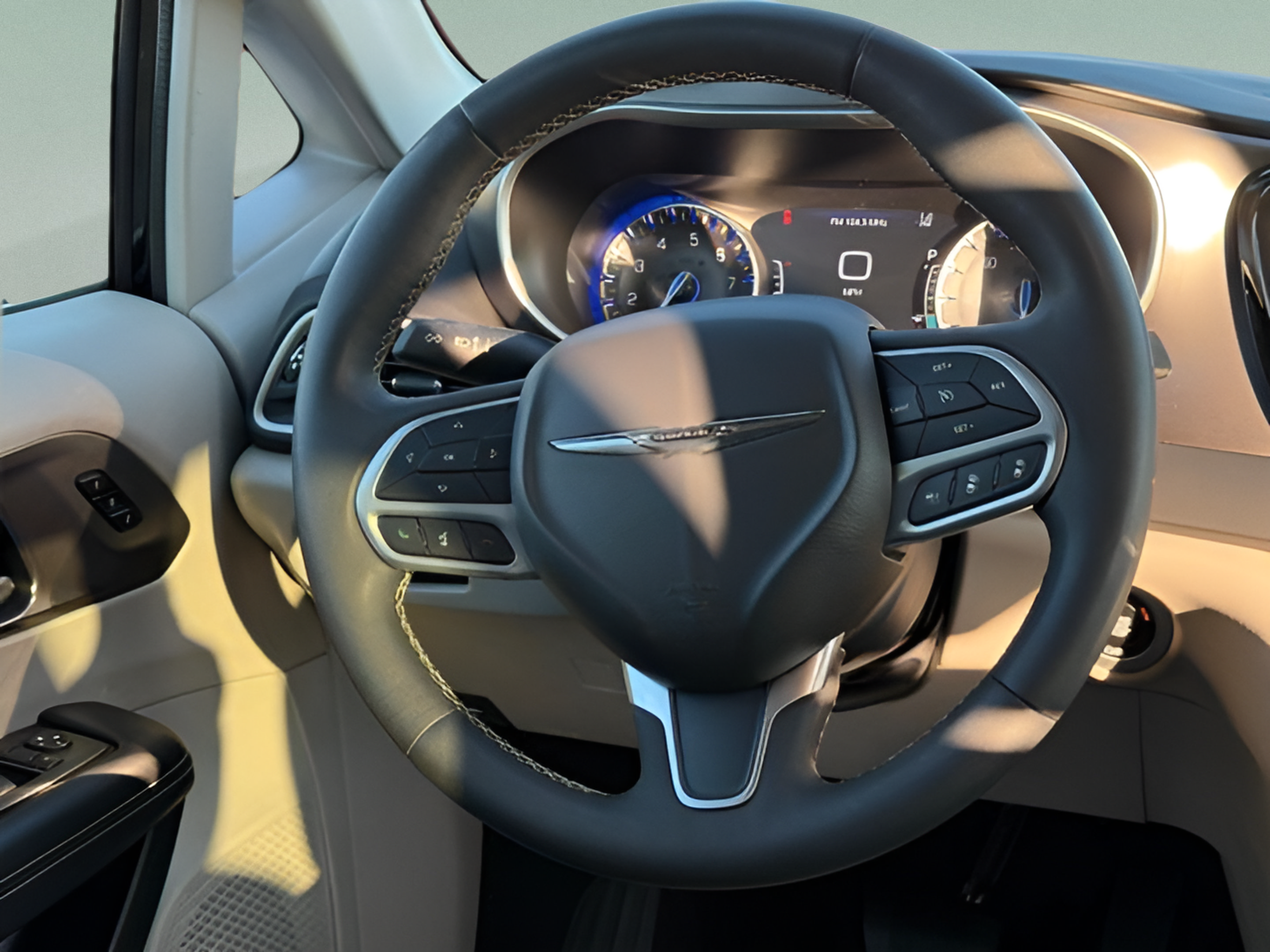 Used 2024 Chrysler Pacifica Touring-L FWD image 13