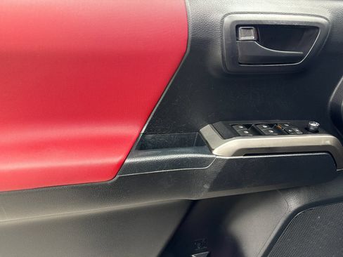 Used 2018 Toyota Tacoma SR5 AWD/4WD image 32