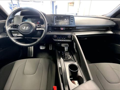 Certified 2025 Hyundai Elantra Sport image 40