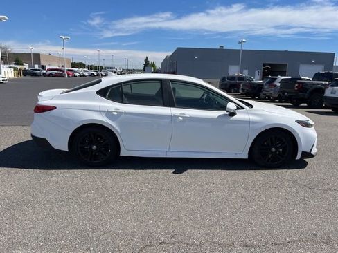 Used 2025 Toyota Camry SE image 4