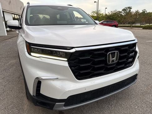 Used 2025 Honda Pilot Touring image 17