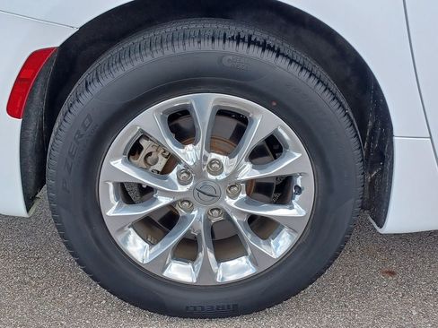 Used 2023 Chrysler Pacifica Touring-L w/ Uconnect Theater Family Group AWD/4WD image 5
