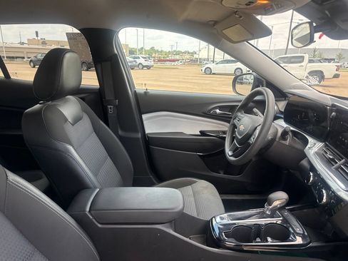 Used 2025 Chevrolet Trax LT FWD image 26