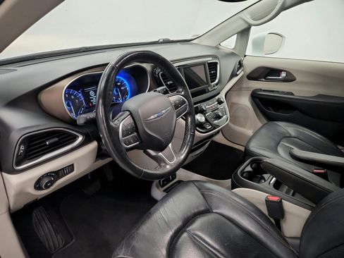 Used 2019 Chrysler Pacifica Touring-L FWD image 18