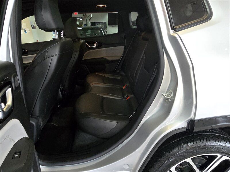 Used 2025 Jeep Compass Limited w/ Elite Group AWD/4WD image 11