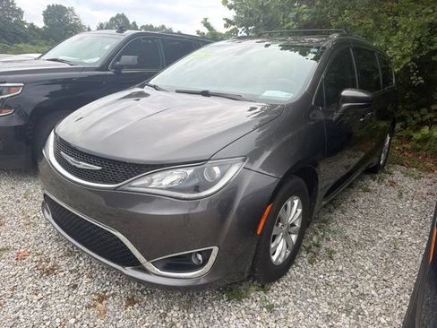Used 2019 Chrysler Pacifica Touring-L FWD image 2