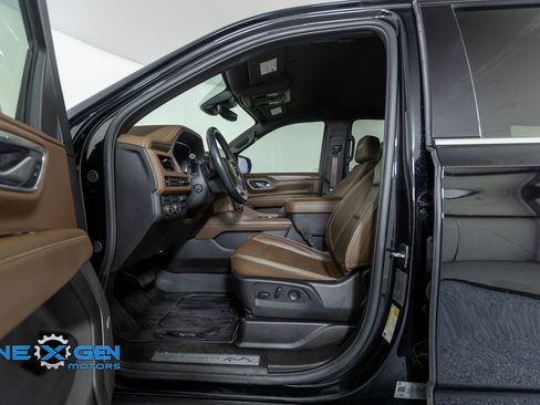 Used 2024 Chevrolet Suburban High Country w/ Advanced Technology Package image 11