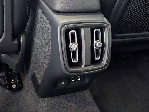 Used 2023 Volvo XC40 B5 Ultimate w/ Climate Package image 15