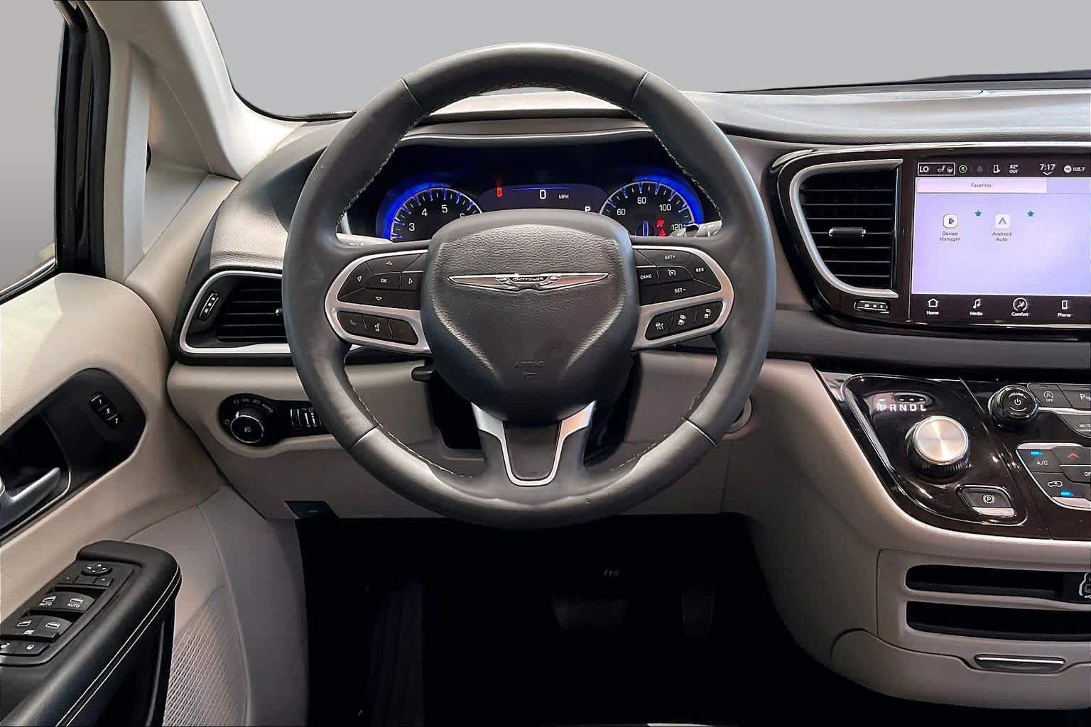 Used 2024 Chrysler Pacifica Touring-L FWD image 7