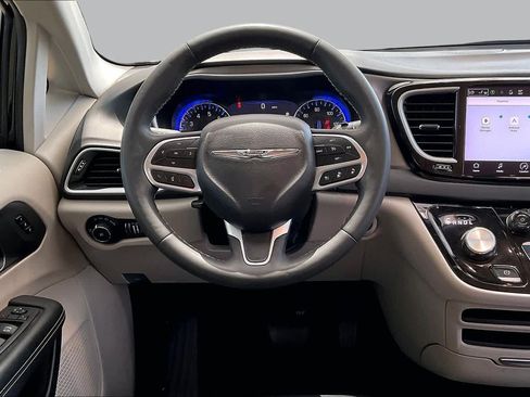 Used 2024 Chrysler Pacifica Touring-L FWD image 7