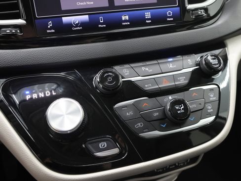 Used 2024 Chrysler Pacifica Touring-L FWD image 47