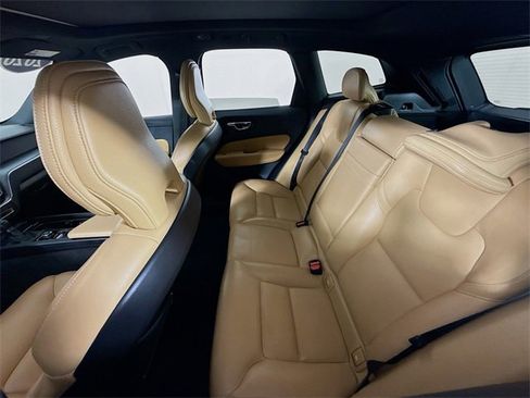 Used 2020 Volvo XC60 T5 Momentum image 9