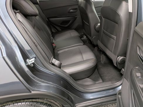 Used 2022 Chevrolet Trax LT w/ LT Convenience Package image 26