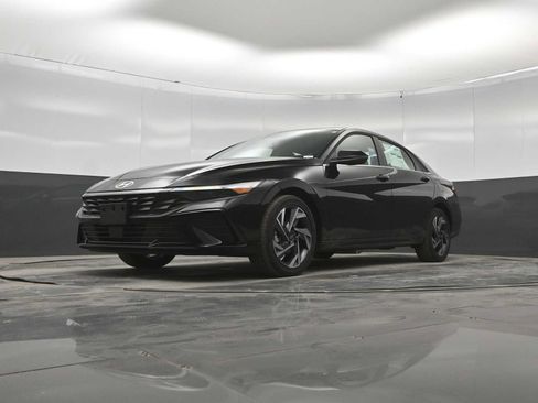 New 2026 Hyundai Elantra Limited FWD image 35