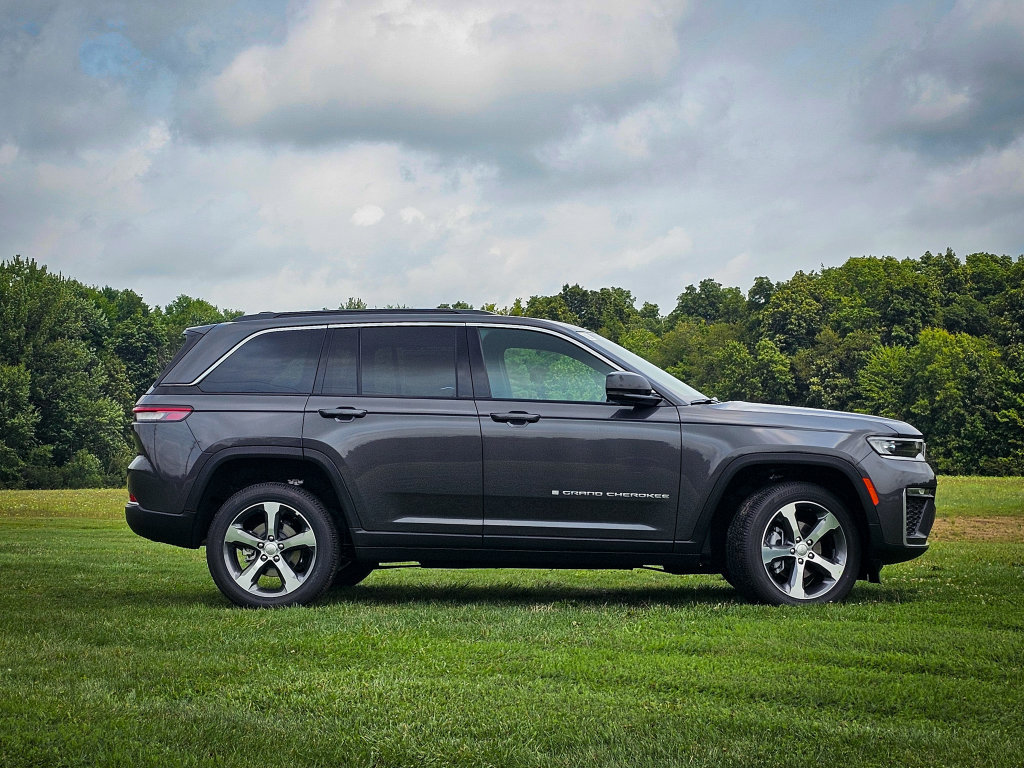 New 2026 Jeep Grand Cherokee Limited AWD/4WD image 2