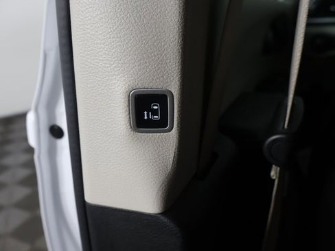 Used 2024 Chrysler Pacifica Touring-L image 50