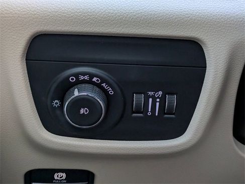 Used 2025 Jeep Grand Cherokee L Limited w/ Luxury Tech Group II image 28