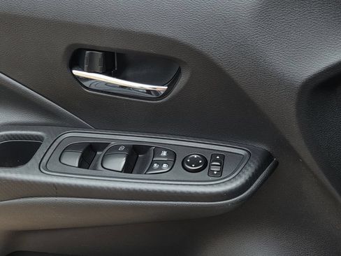 Used 2025 Nissan Versa SV FWD image 17