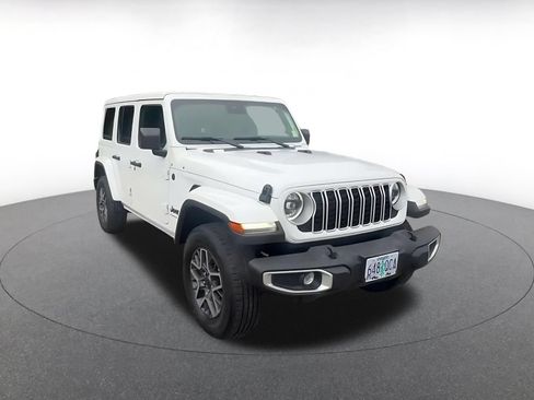 Used 2025 Jeep Wrangler Unlimited Sahara AWD/4WD image 3