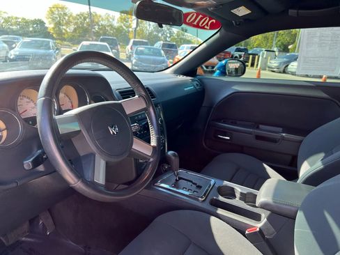 Used 2010 Dodge Challenger SE image 10