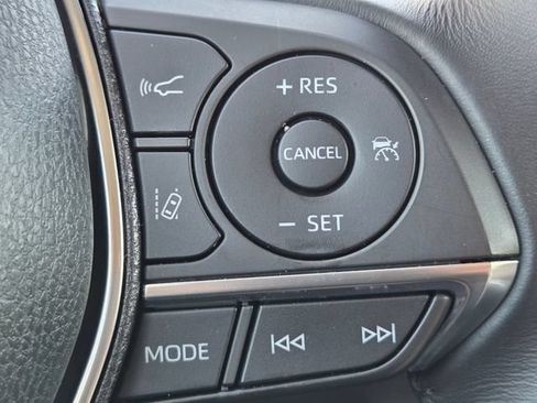 Used 2020 Toyota Camry XLE FWD image 16