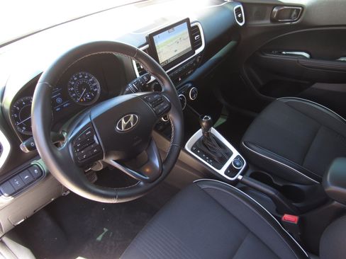 Used 2022 Hyundai Venue Limited FWD image 15