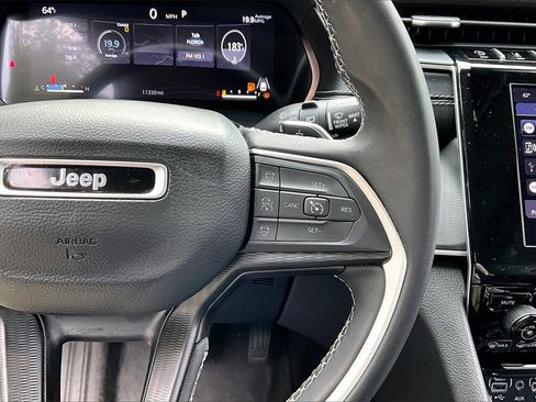 Used 2024 Jeep Grand Cherokee Laredo X image 11